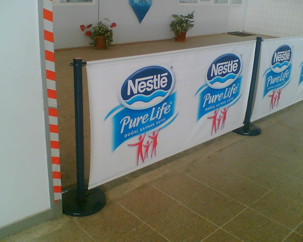 nestle su vinil reklam bariyeri tedari?i depo kapama bariyeri